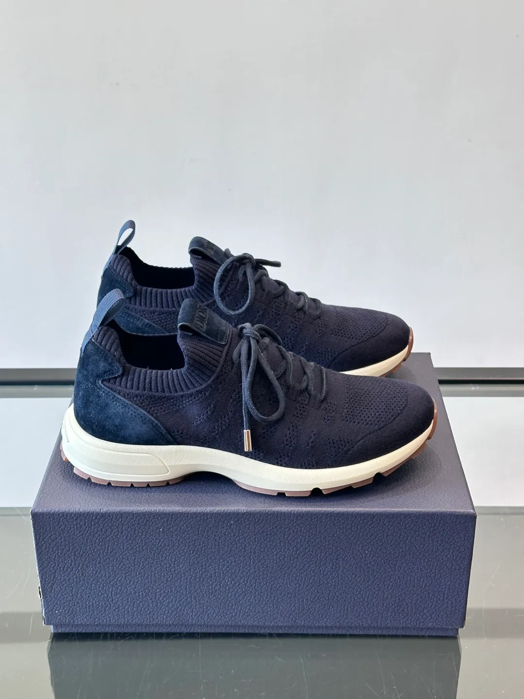 Men's Men's Shoes 💰p440 "Dior" B80 sneakers are a new product of Dior men's series, focusing on comfort and fashion. The upper is made of breathable mesh + fabric splicing, which is lightweight and fits the shape of the foot, making it super comfortable for daily wear. The sole is made of rubber, which has great grip and wear resistance, and is suitable for commuting or light sports. The overall style is simple, the gray tone is versatile, and the shoelaces are adjustable for a more stable fit. Designed by Kim Jones, it is both practical and trendy. It is one of the new hot items in early spring①. size: 39-45 (38.46 customized)